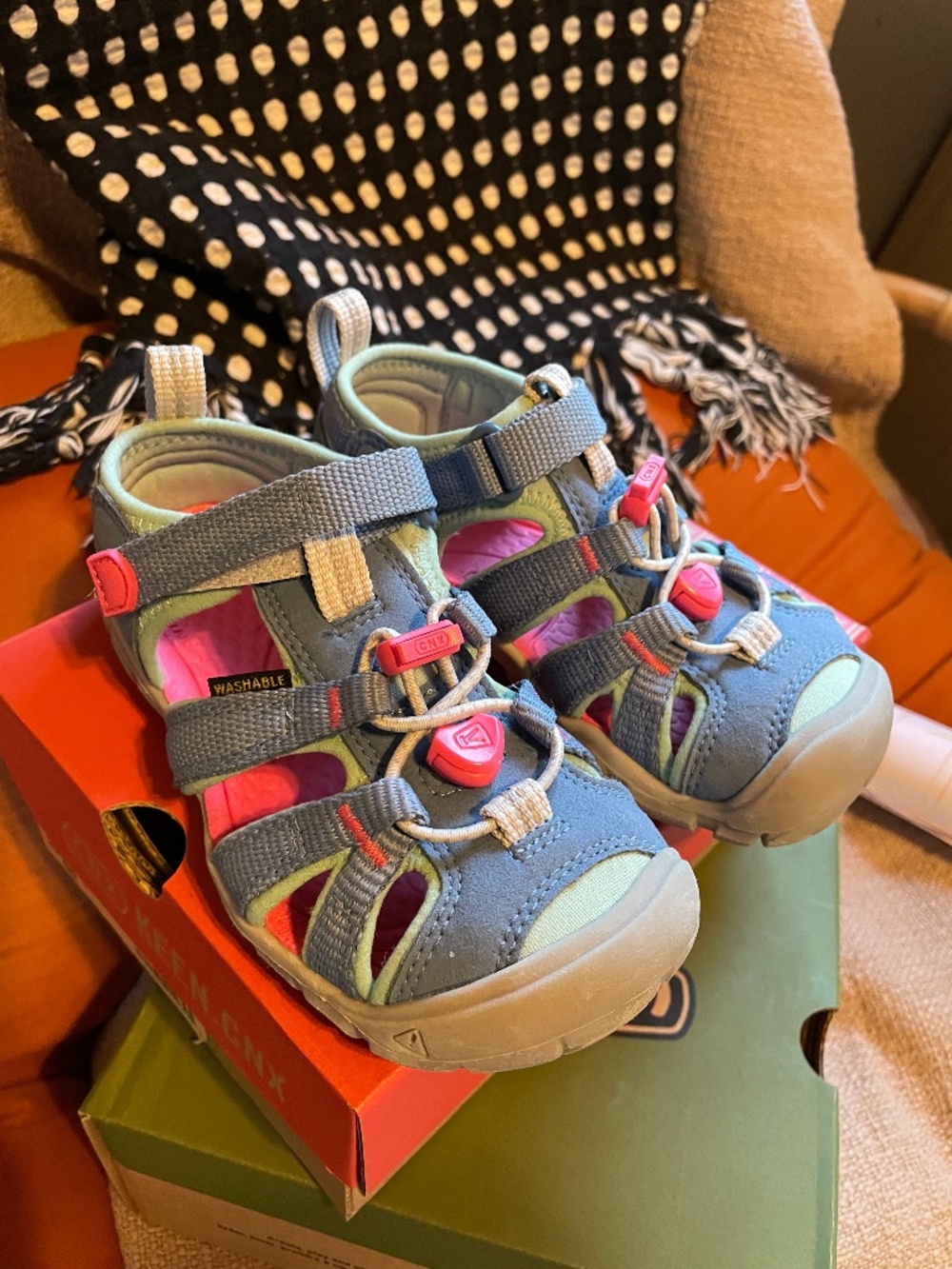 Little kid CNX KEEN sandals new size 10